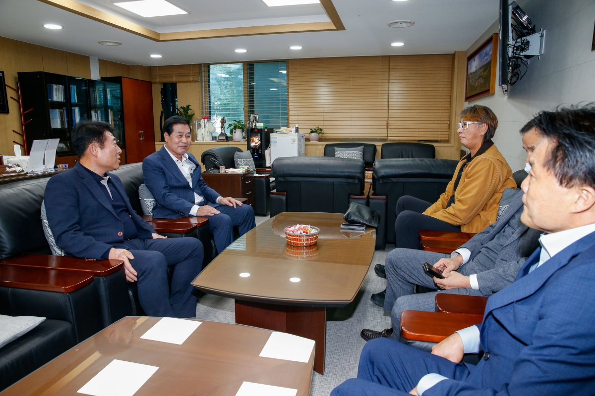 20221018-071[_P7U7184-1-이상렬 전프로배구 선수일행 의장실 방문.jpg
