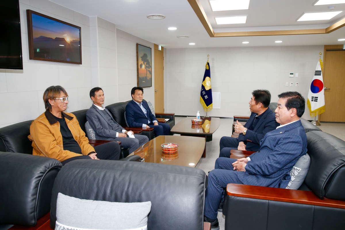 20221018-073[_P7U7188-1-이상렬 전프로배구 선수일행 의장실 방문.jpg