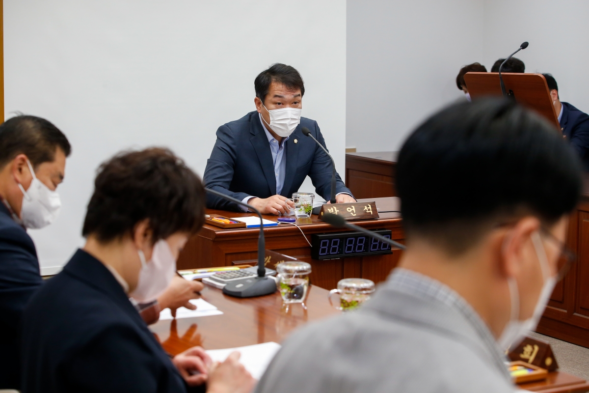 20221019-009[_P7U7213-제262회 임시회시 의회운영위원회 회의규칙안 심사활동.JPG