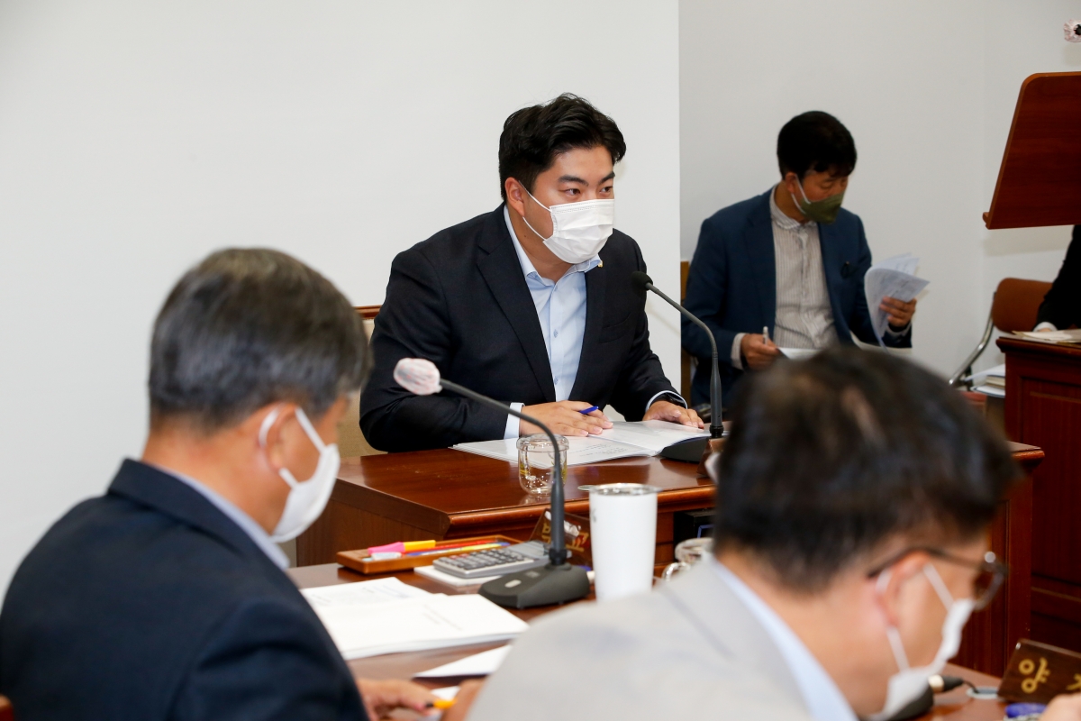 20221019-018[_P7U7230-제262회 임시회시 기획행정위원회 조례안 심사활동.JPG