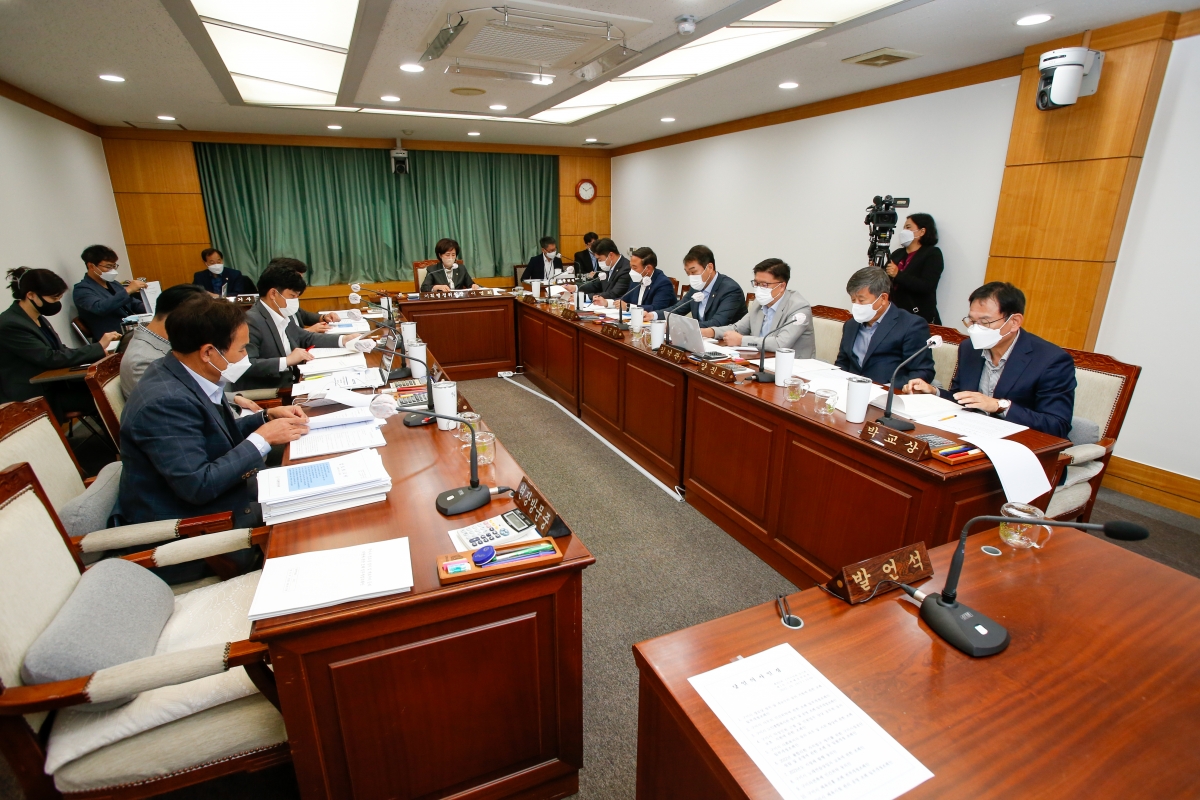 20221019-011[_P7U7240-제262회 임시회시 기획행정위원회 조례안 심사활동.JPG