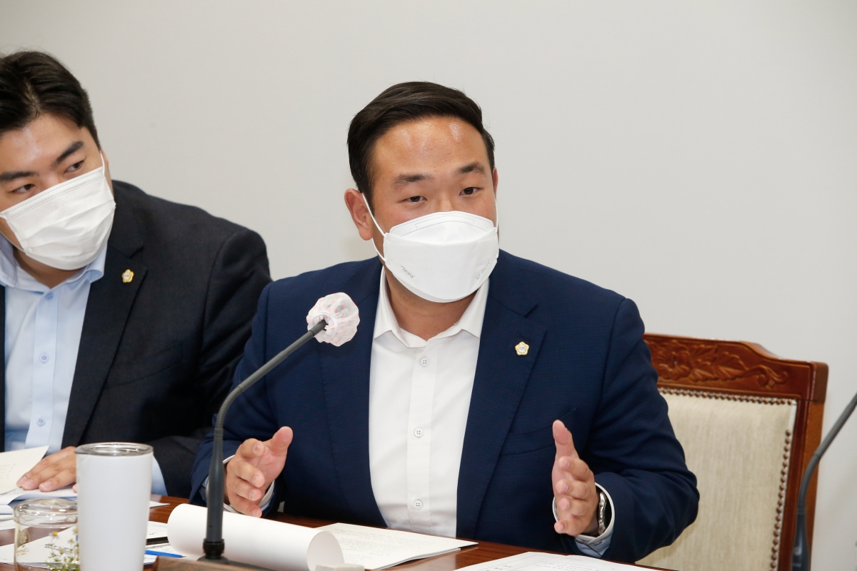20221019-033[_P7U7377-제262회 임시회시 기획행정위원회 조례안 심사활동.JPG