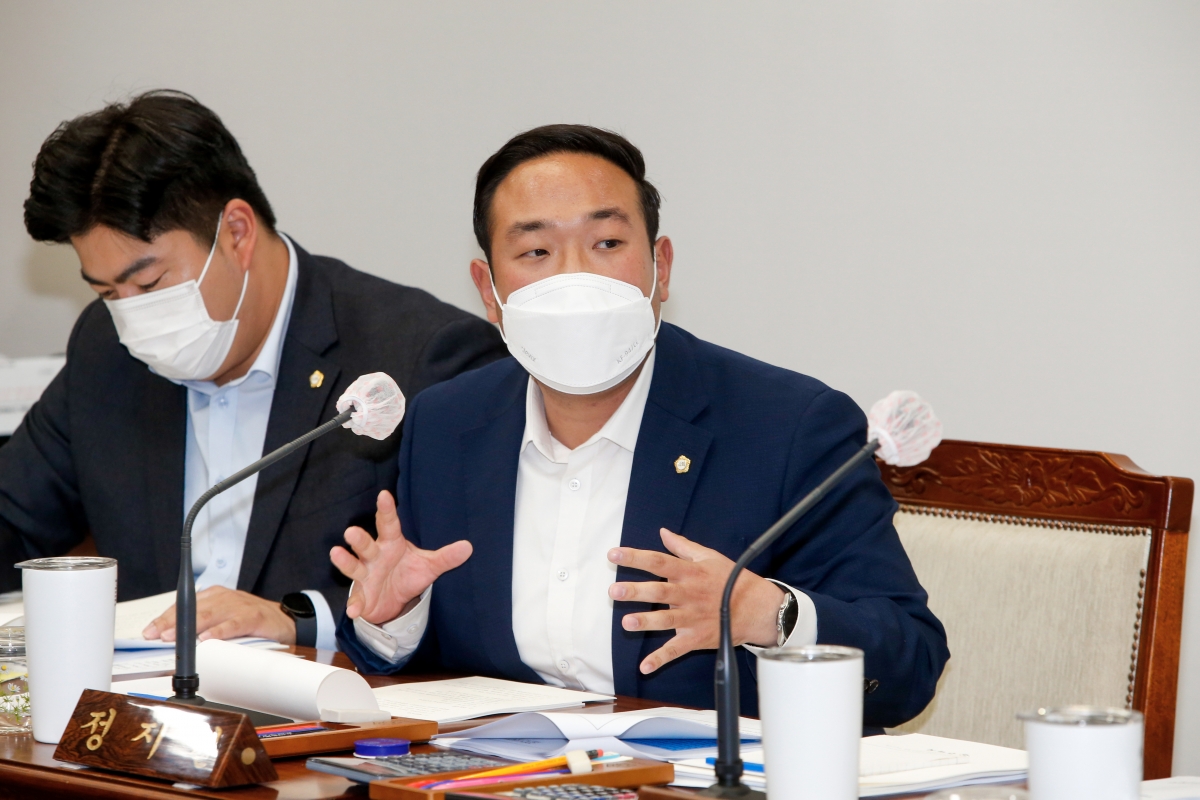 20221019-035[_P7U7382-제262회 임시회시 기획행정위원회 조례안 심사활동.JPG