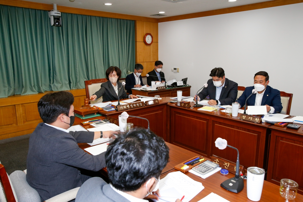 20221019-027[_P7U7363-제262회 임시회시 기획행정위원회 조례안 심사활동.JPG