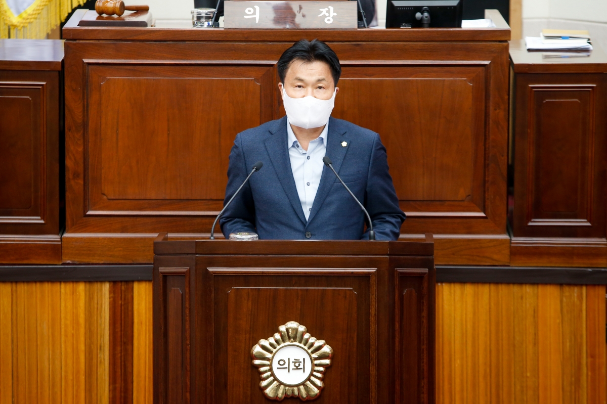 20221027-005[_P7U8809-제262회 임시회 제2차 본회의시 김영태 의회운영위원장 상임위원회 활동결과보고.JPG