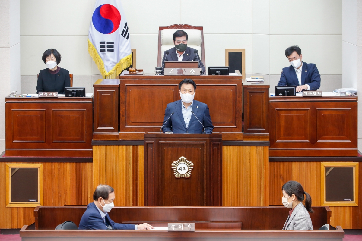 20221027-007[_P7U8812-제262회 임시회 제2차 본회의시 김영태 의회운영위원장 상임위원회 활동결과보고.JPG