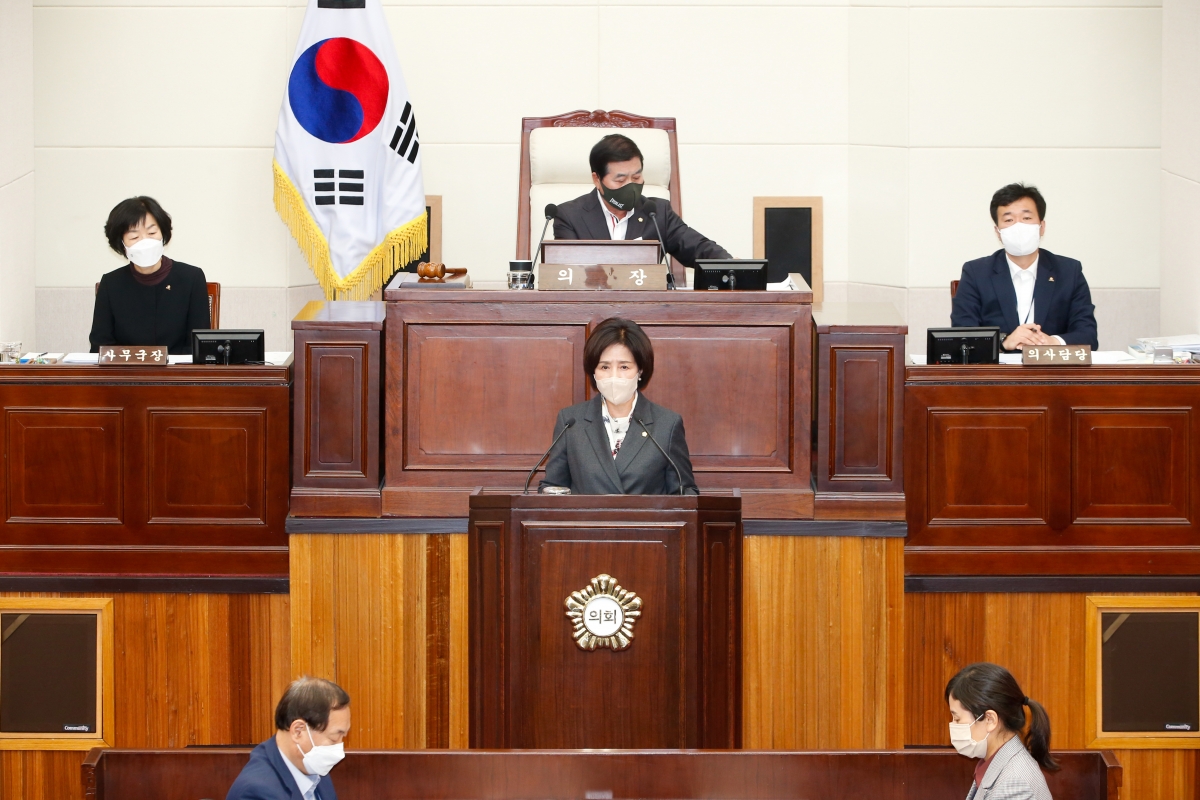 20221027-011[_P7U8836-제262회 임시회 제2차 본회의시 이명희 기획행정위원장 상임위원회 활동결과보고.JPG