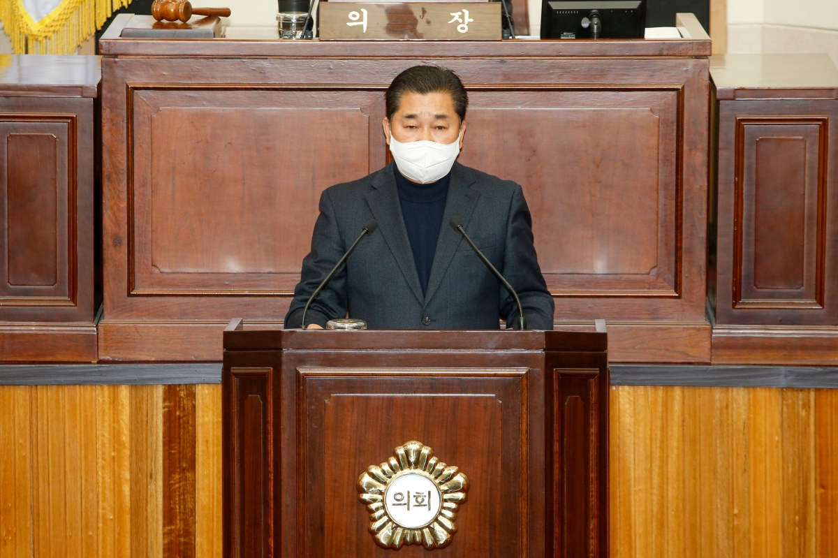 20221027-040[_P7U8946-제262회 임시회 제2차 본회의시 박세채 산업건설위원장 상임위원회 활동결과보고.JPG