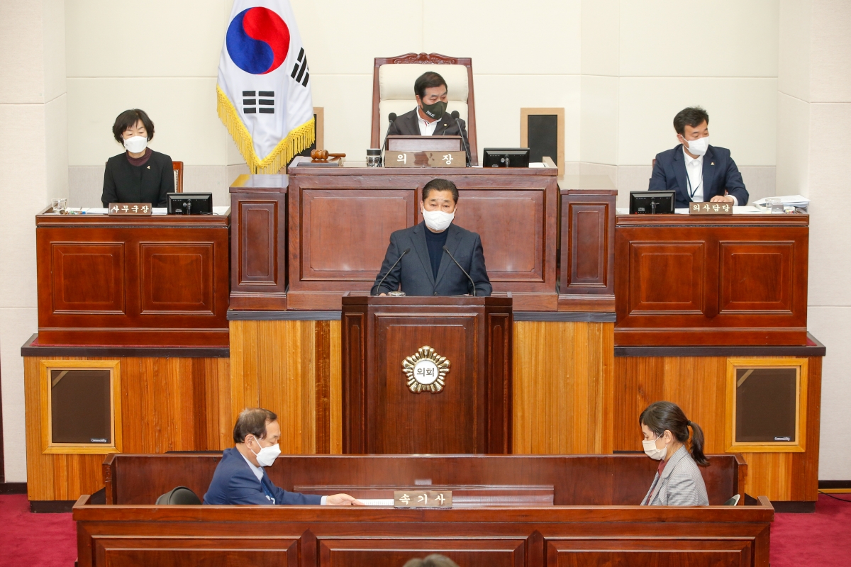 20221027-041[_P7U8949-제262회 임시회 제2차 본회의시 박세채 산업건설위원장 상임위원회 활동결과보고.JPG
