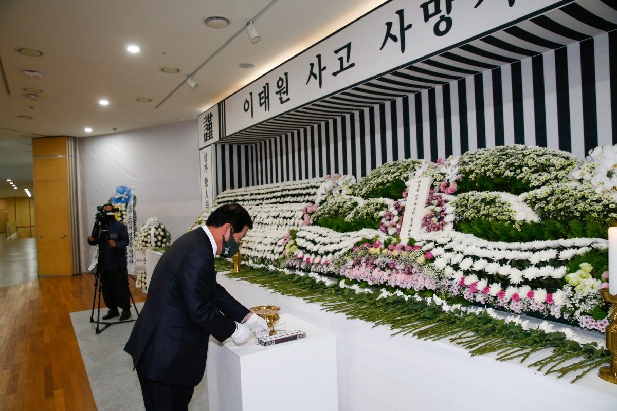 20221104-020[_P7U0037-이태원 사고 사망자 도민분향소 조문.JPG