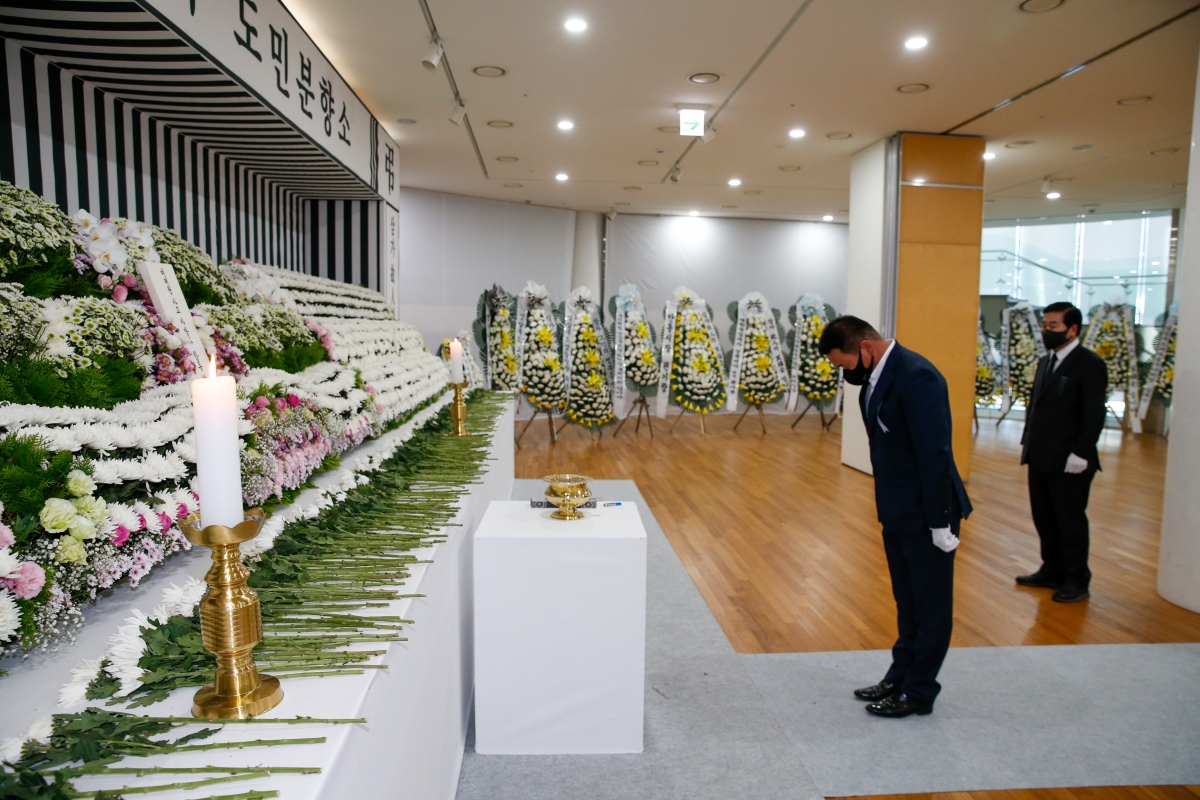20221104-007[_P7U0007-이태원 사고 사망자 도민분향소 조문.JPG