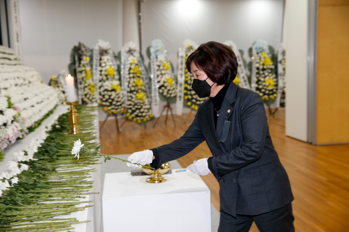 20221104-010[_P7U0016-이태원 사고 사망자 도민분향소 조문.JPG