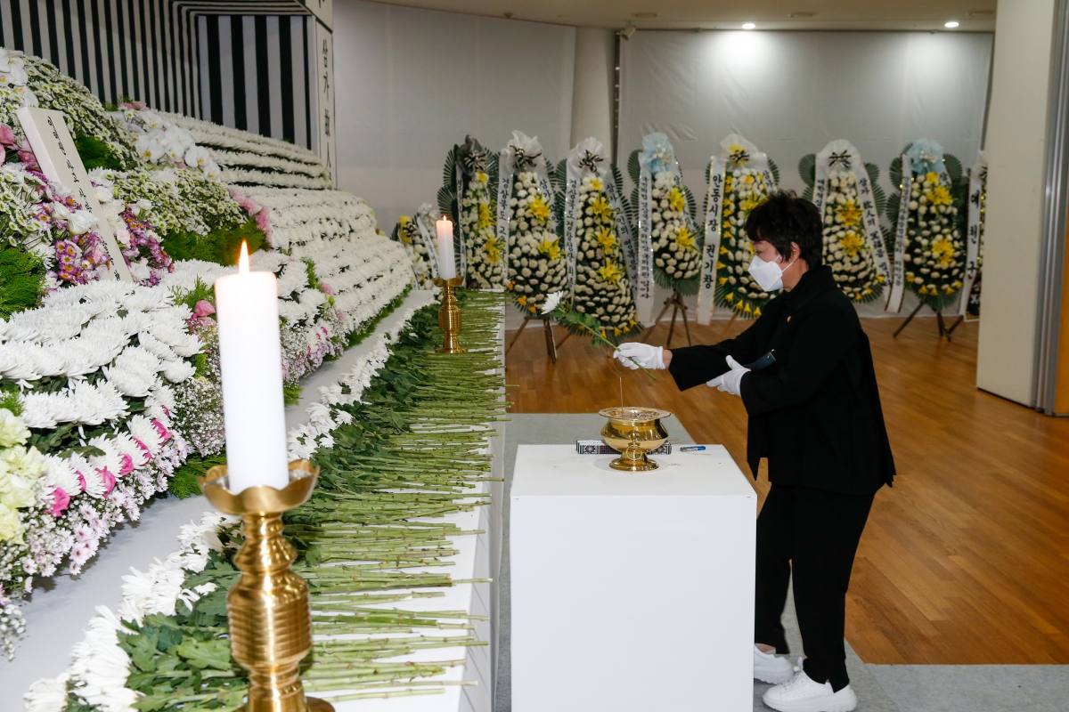 20221104-012[_P7U0020-이태원 사고 사망자 도민분향소 조문.JPG