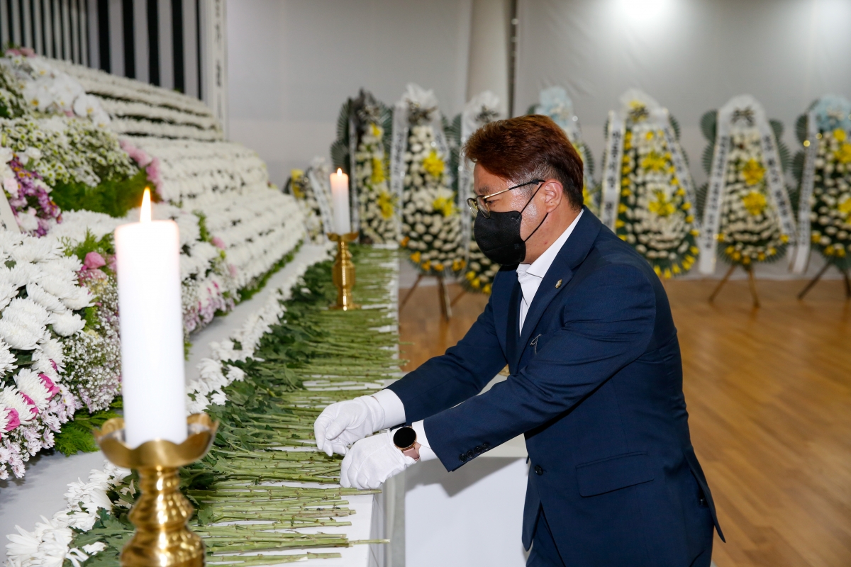 20221104-017[_P7U0030-이태원 사고 사망자 도민분향소 조문.JPG