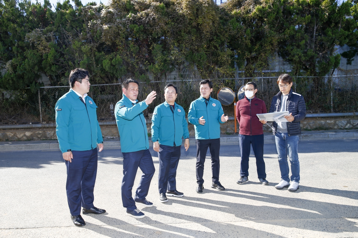 20221105-059[_P7U0217-1-장세구 부의장 일행 공단동 주차장 공사 현장방문.jpg