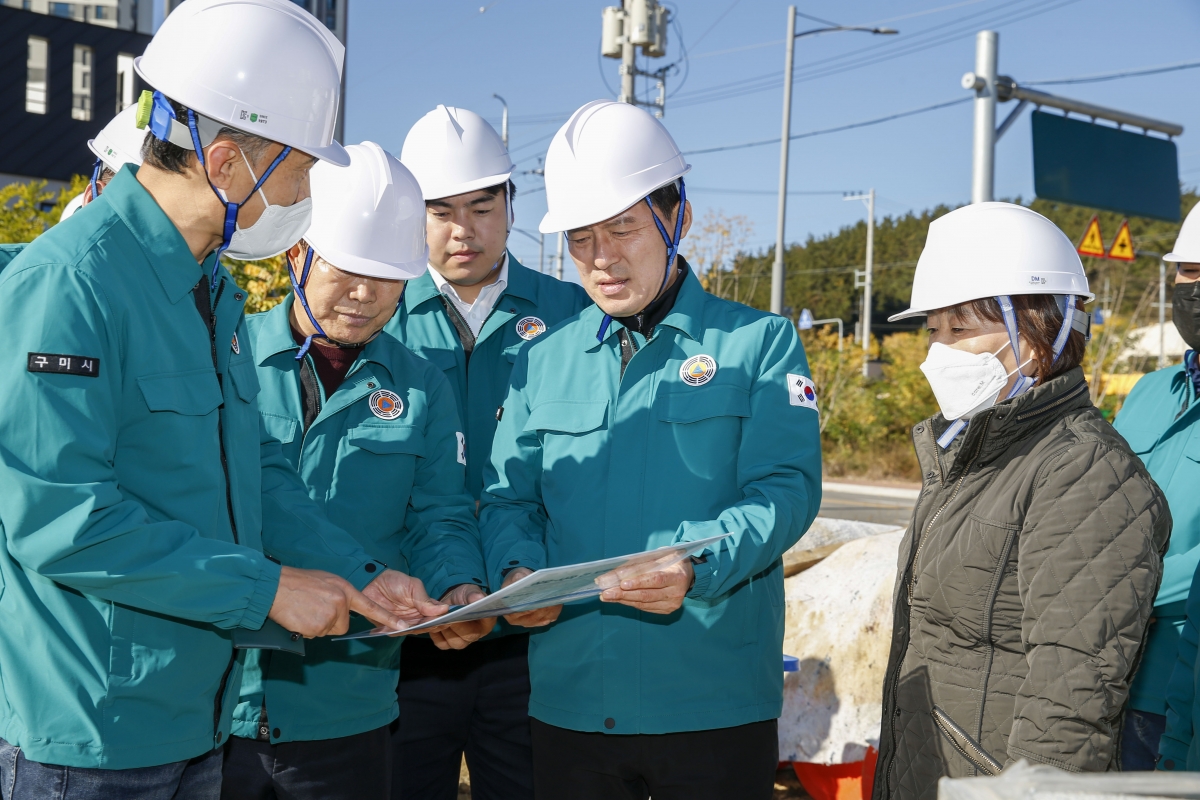 20221105-068[_P7U0232-1-장세구 부의장 일행 사곡오거리 도로확장공사 현장방문.jpg