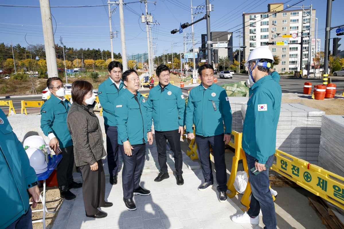 20221105-087[_P7U0262-1-장세구 부의장 일행 사곡오거리 도로확장공사 현장방문.jpg
