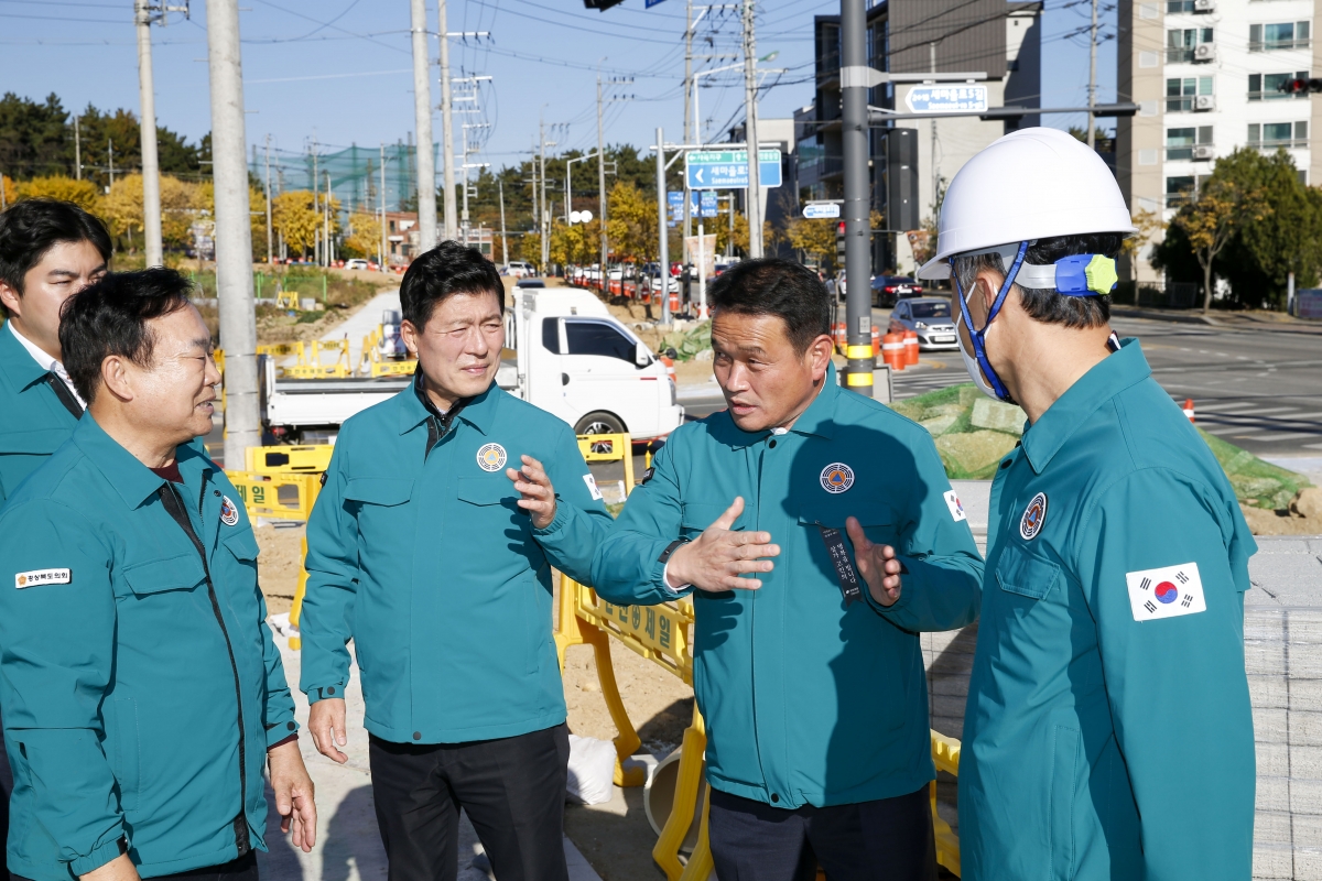 20221105-089[_P7U0265-1-장세구 부의장 일행 사곡오거리 도로확장공사 현장방문.jpg