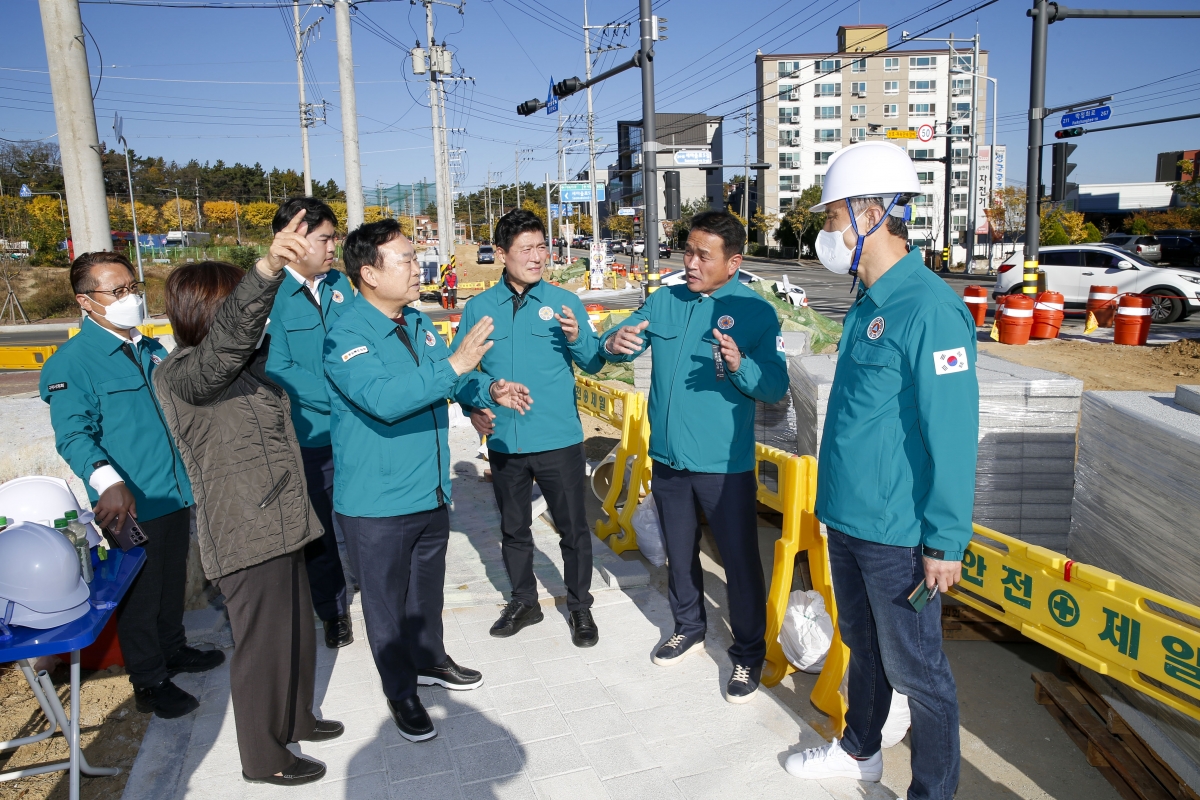 20221105-088[_P7U0263-1-장세구 부의장 일행 사곡오거리 도로확장공사 현장방문.jpg