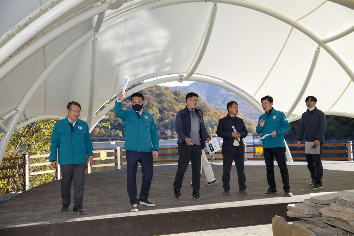 20221105-105[_P7U0307-1-장세구 부의장 일행 금오산 올레길 비가림시설 설치공사 현장방문.jpg