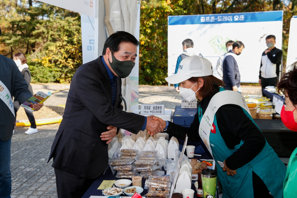 20221106-031[_P7U0329-KPGA 코리안투어 골프존-도레이 오픈 시상식 직후 구미농특산물 판매장 격려 방문.JPG