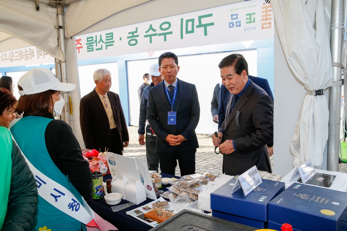20221106-035[_P7U0337-KPGA 코리안투어 골프존-도레이 오픈 시상식 직후 구미농특산물 판매장 격려 방문.JPG