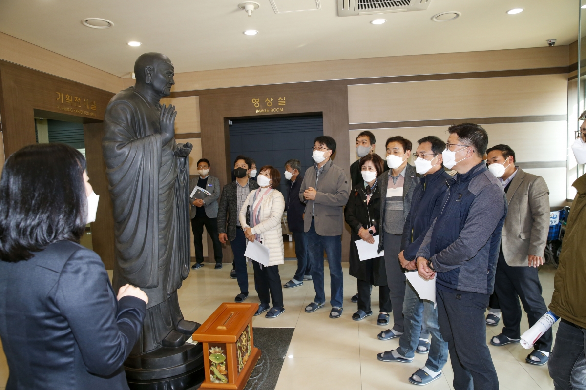 20221108-013[_P7U0508-1-폐회중 기획행정위원회 전남 영광군 백제불교 최초도래지 비교견학.jpg