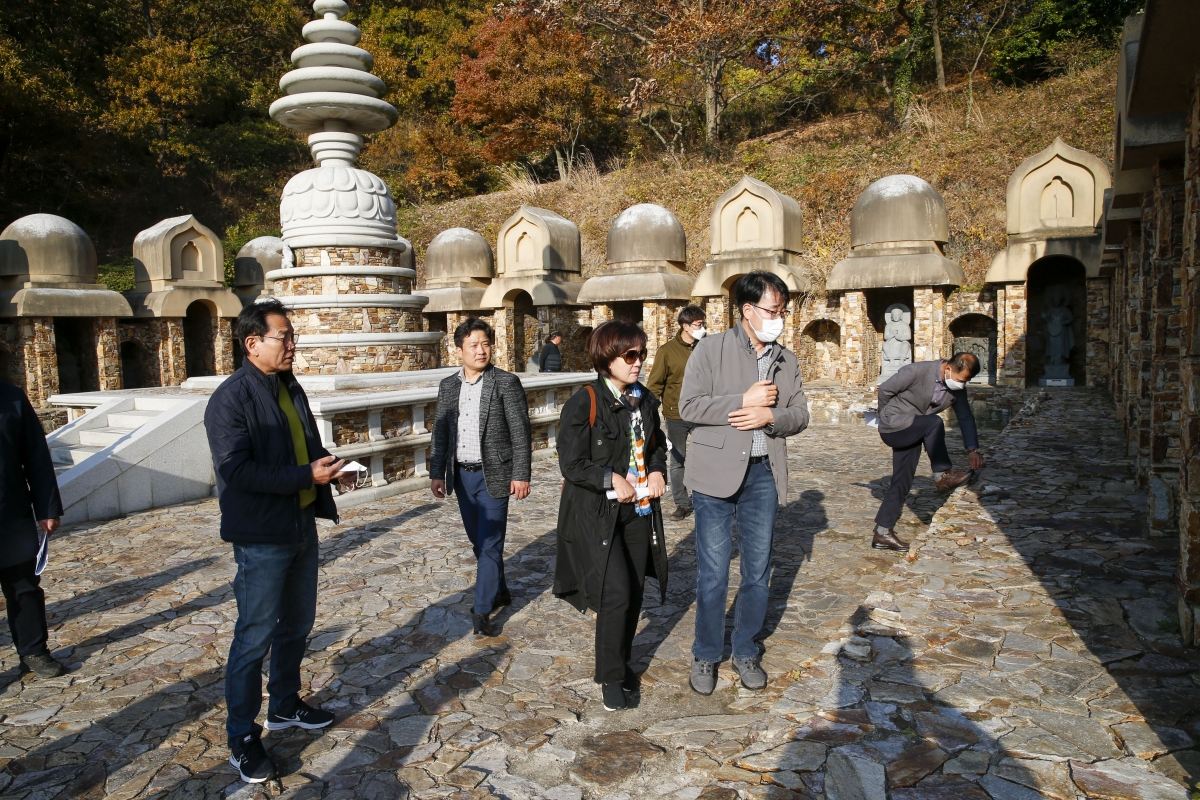 20221108-041[_P7U0563-1-폐회중 기획행정위원회 전남 영광군 백제불교 최초도래지 비교견학.jpg