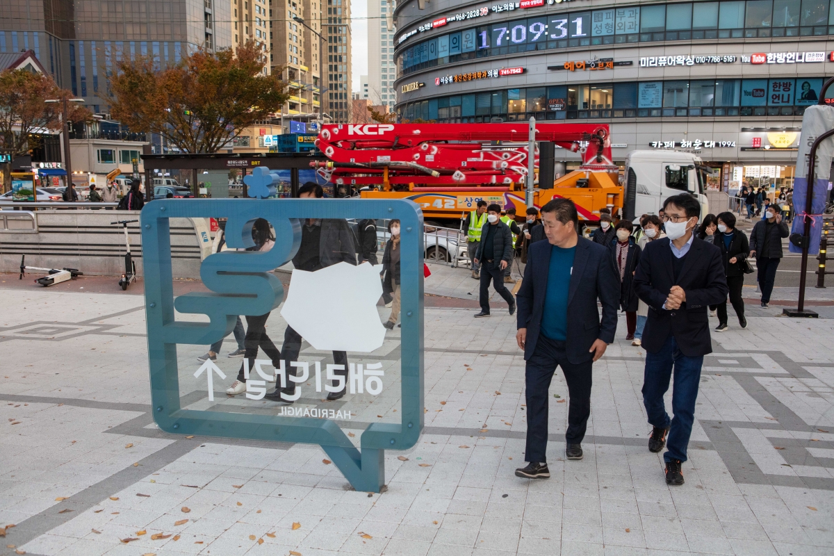 20221109-192[IMG_2925-폐회중 산업건설위원회 부산광역시 해리단길 비교견학.JPG