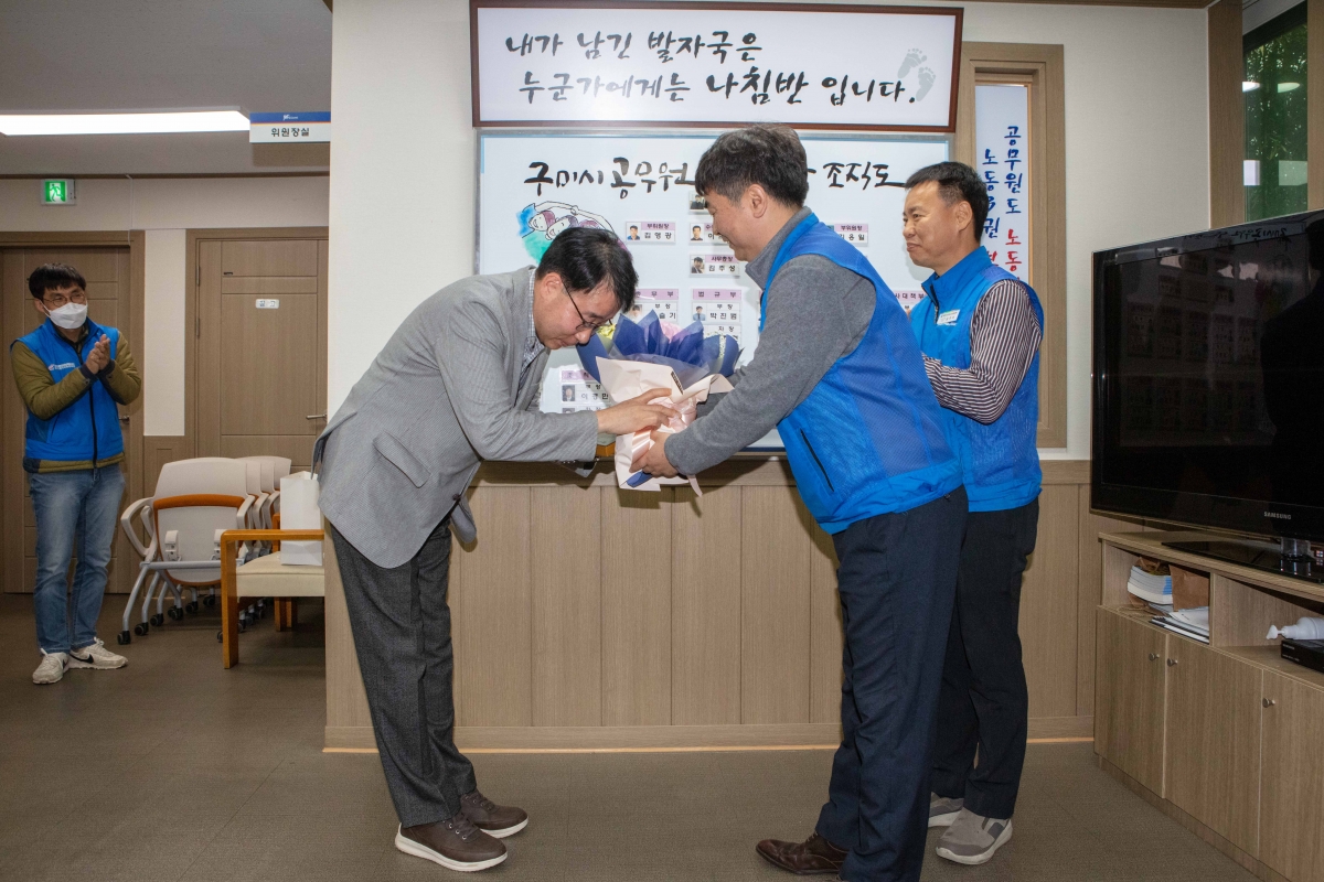 20221121-088[IMG_3204-신용하 의원 전국시군구공무원노동조합연맹 공주석 위원장으로 부터 감사패 수상.JPG