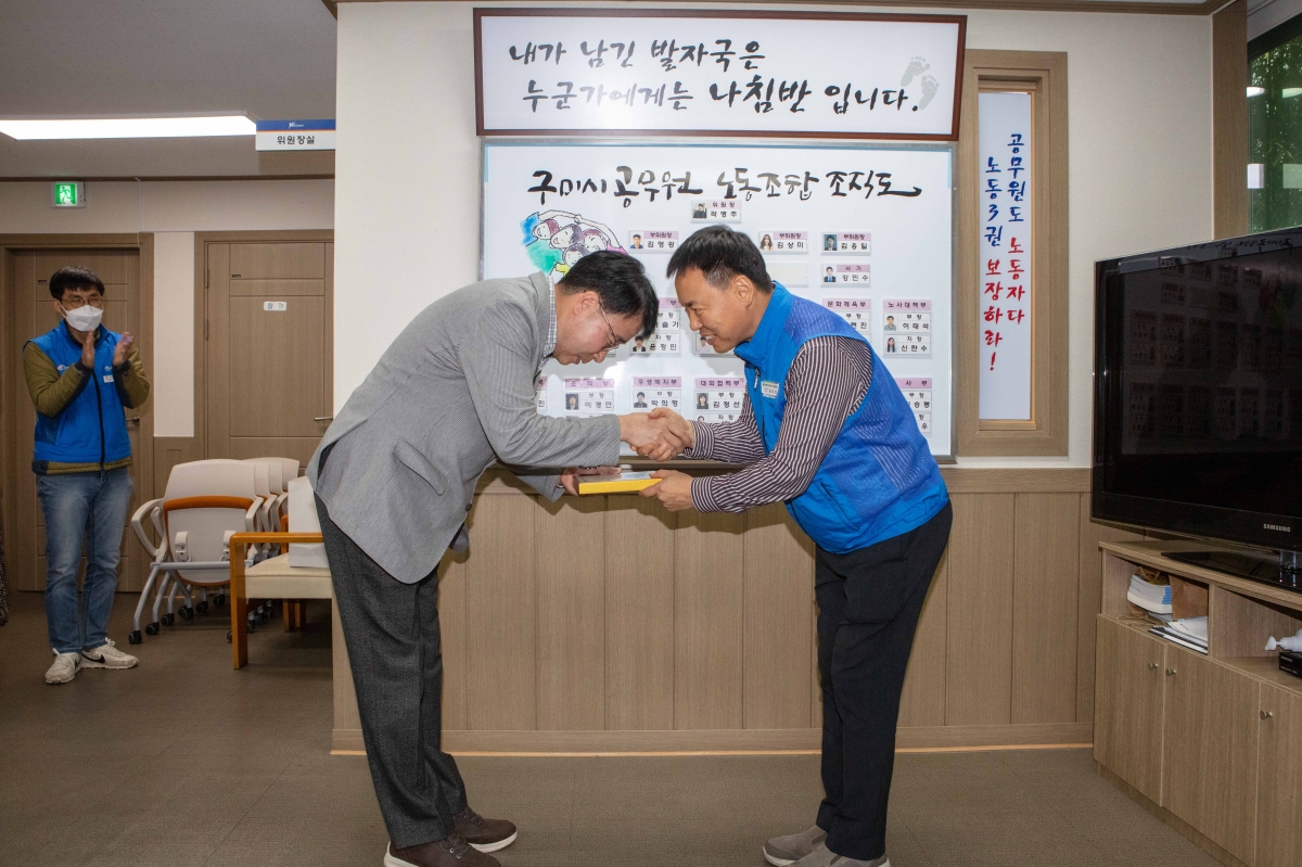 20221121-087[IMG_3203-신용하 의원 전국시군구공무원노동조합연맹 공주석 위원장으로 부터 감사패 수상.JPG