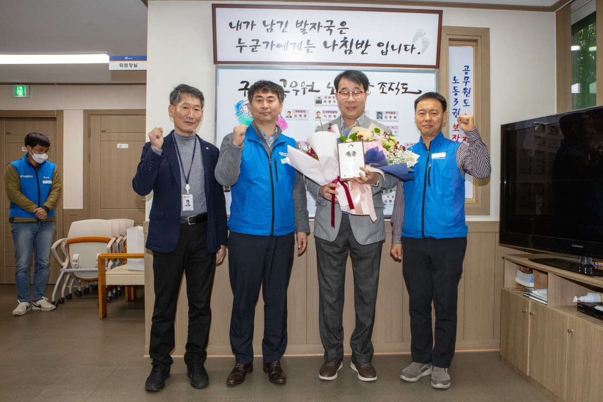 20221121-091[IMG_3209-신용하 의원 전국시군구공무원노동조합연맹 공주석 위원장으로 부터 감사패 수상.JPG