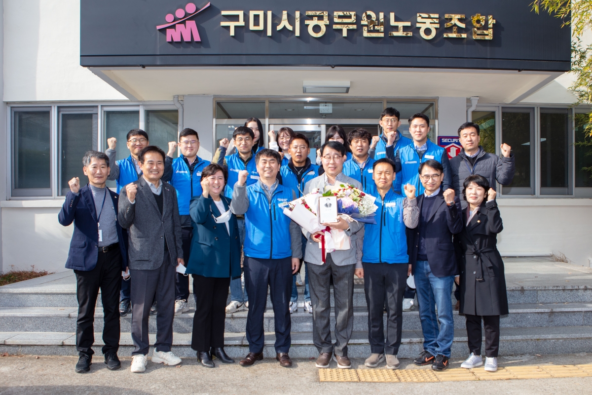 20221121-095[IMG_3217-신용하 의원 전국시군구공무원노동조합연맹 공주석 위원장으로 부터 감사패 수상.JPG