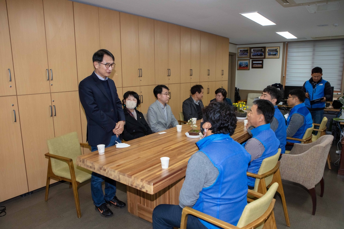 20221121-083[IMG_3195-신용하 의원 전국시군구공무원노동조합연맹 공주석 위원장으로 부터 감사패 수상.JPG