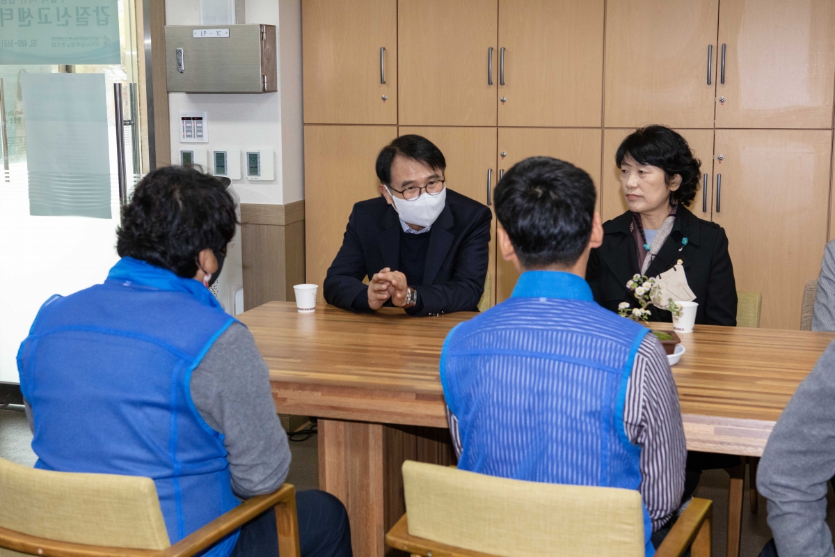 20221121-077[IMG_3185-신용하 의원 전국시군구공무원노동조합연맹 공주석 위원장으로 부터 감사패 수상.JPG