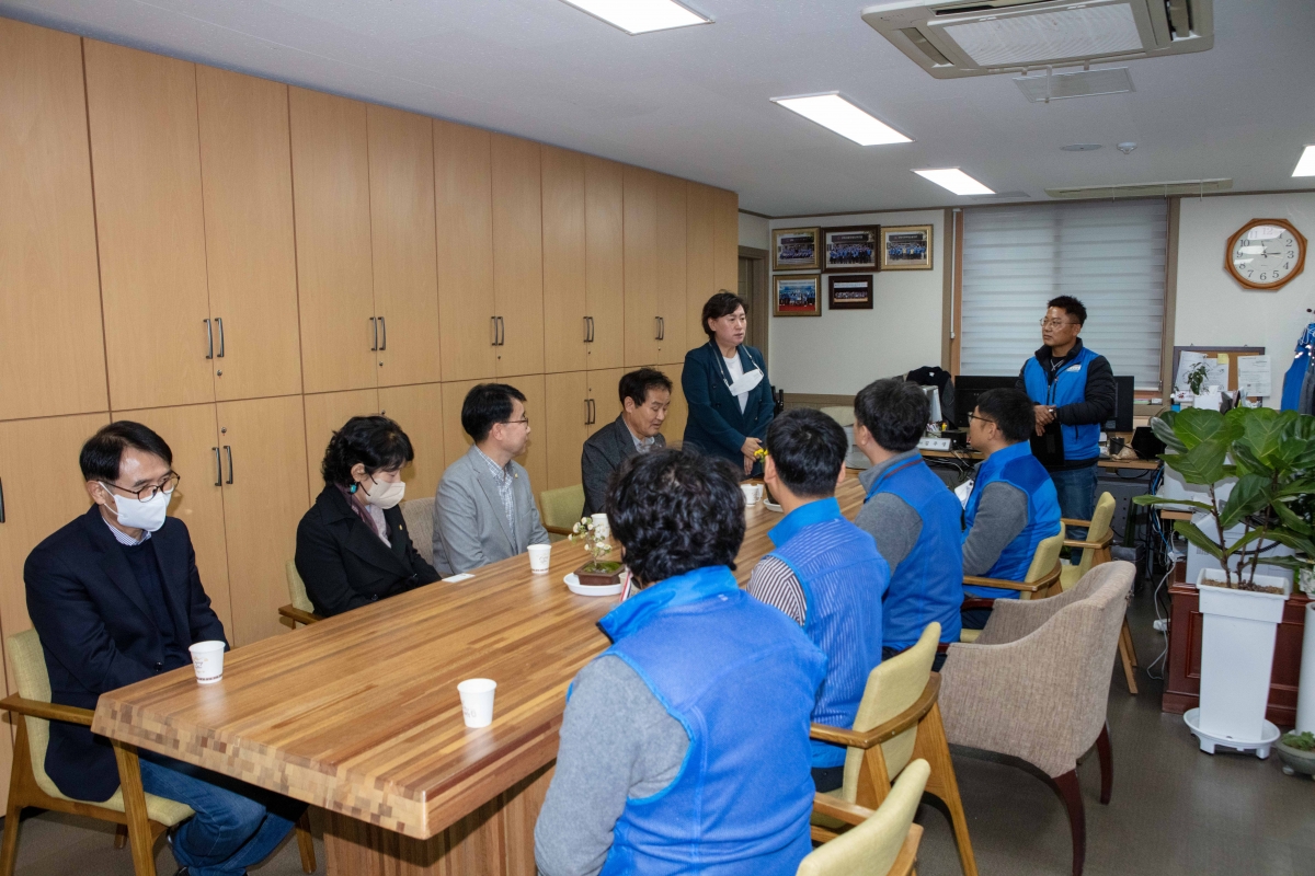 20221121-080[IMG_3189-신용하 의원 전국시군구공무원노동조합연맹 공주석 위원장으로 부터 감사패 수상.JPG