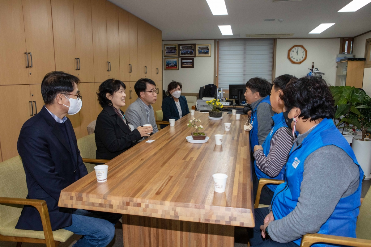20221121-064[IMG_3160-신용하 의원 전국시군구공무원노동조합연맹 공주석 위원장으로 부터 감사패 수상.JPG