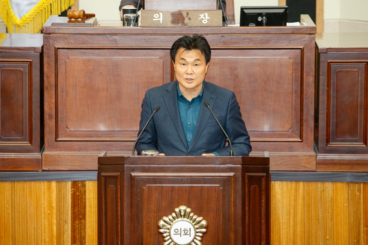 20221125-034[_P7U2750-제263회 구미시의회 제2차 정례회 제1차 본회의시 김영태 의회운영위원장 예산결산특별위원회 구성결의안 제안설명.JPG