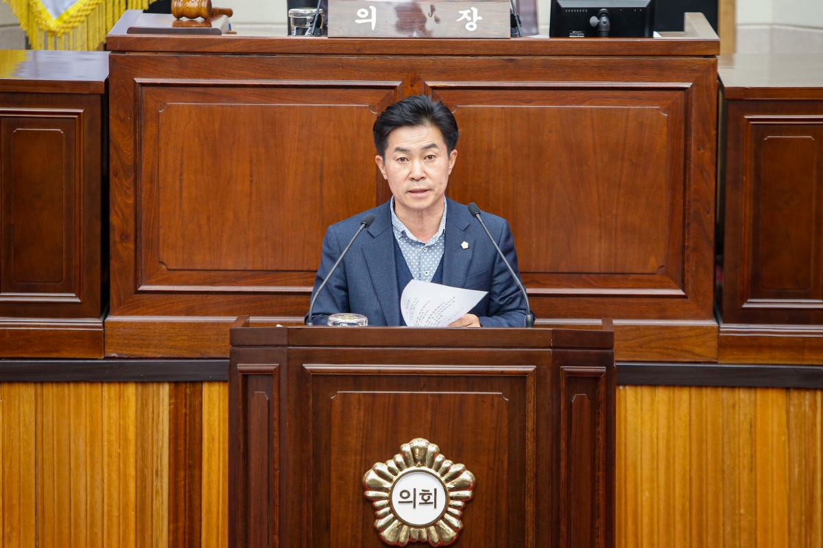 20221125-046[_P7U2794-제263회 구미시의회 제2차 정례회 제1차 본회의시 예산결산특별위원장에 호선된 강승수 의원 인사.JPG