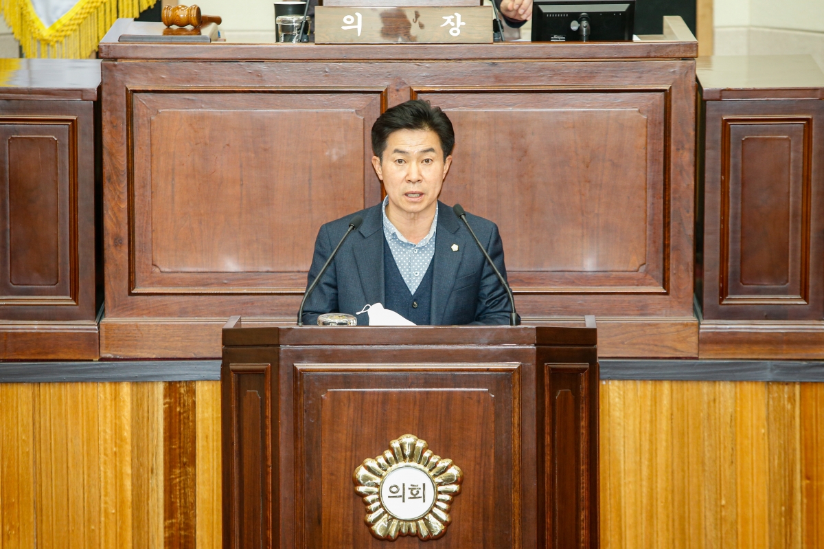 20221125-045[_P7U2791-제263회 구미시의회 제2차 정례회 제1차 본회의시 예산결산특별위원장에 호선된 강승수 의원 인사.JPG