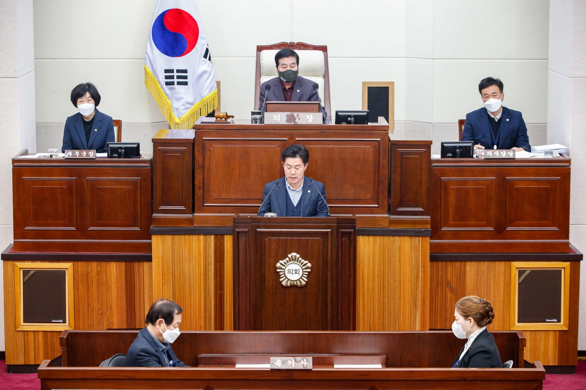 20221125-047[_P7U2798-제263회 구미시의회 제2차 정례회 제1차 본회의시 예산결산특별위원장에 호선된 강승수 의원 인사.JPG