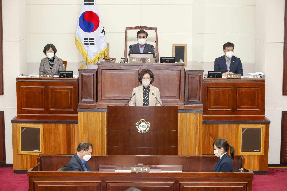 20221212-029[_P7U5528-1-제263회 구미시의회 제2차 정례회 제2차 본회의시 이명희 기획행정위원장 상임위원회 활동결과보고.jpg