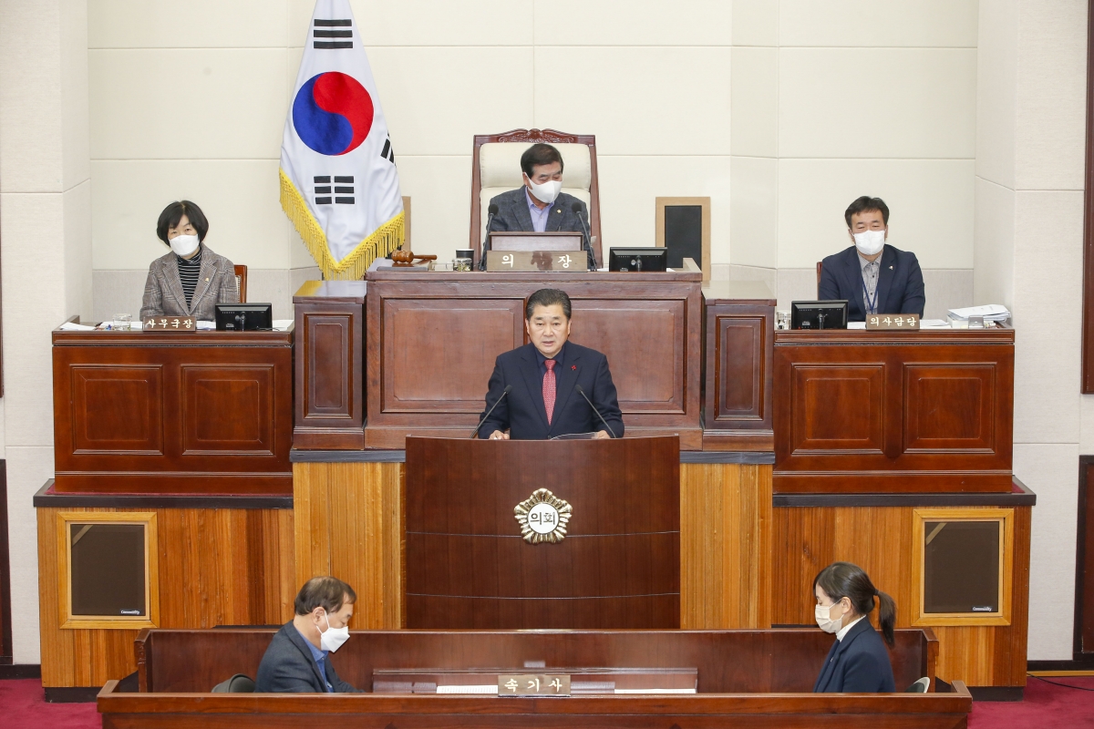 20221212-033[_P7U5538-1-제263회 구미시의회 제2차 정례회 제2차 본회의시 박세채 산업건설위원장 상임위원회 활동결과보고.jpg