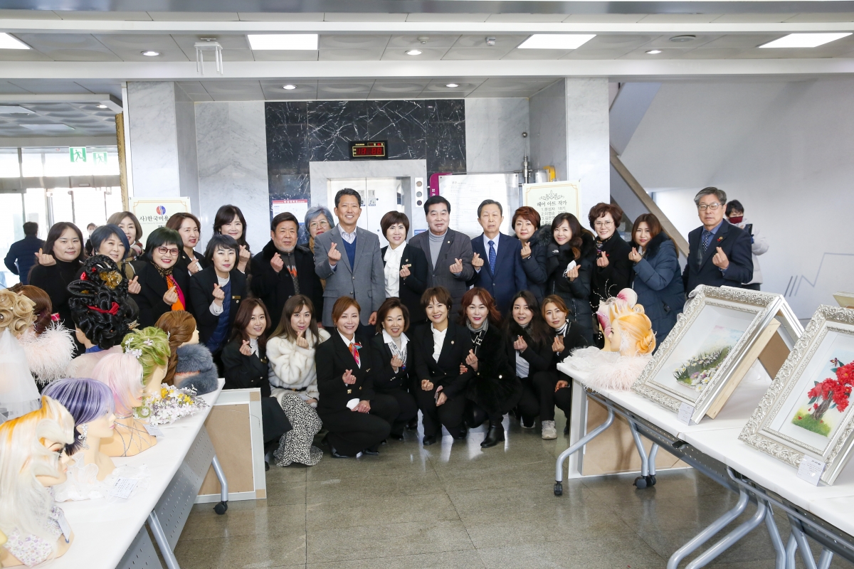20221219-009[_P7U6389-1-한국미용장협회 경북지회 헤어아트 작품 전시회.jpg