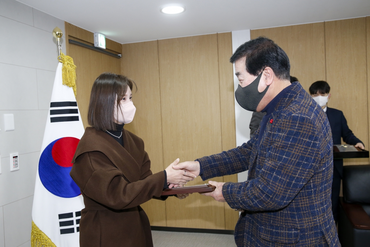 20230104-003[_P7U8529-1-고개만디 봉사단 공로패 전달.jpg