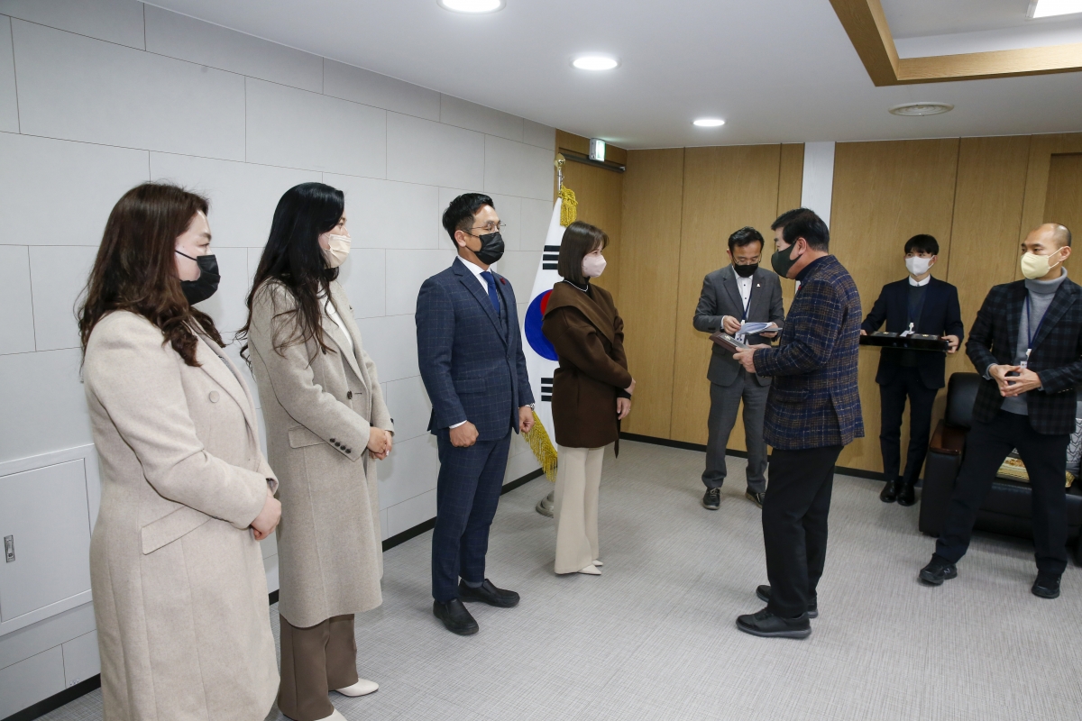 20230104-002[_P7U8526-1-고개만디 봉사단 공로패 전달.jpg