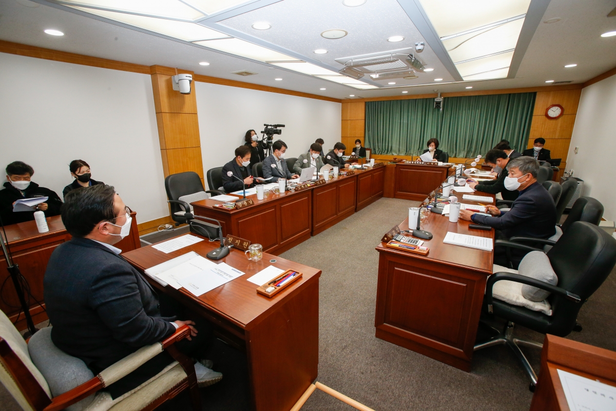 20230111-001[_P7U8757-제264회 임시회 기획행정위원회 조례안 심사활동.JPG