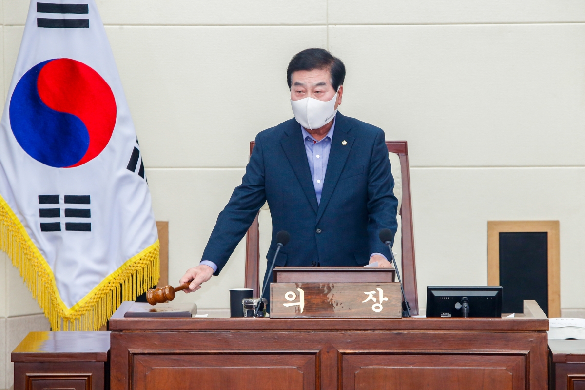 20230113-002[_P7U9065-제264회 임시회 제2차 본회의시 안주찬 의장 회의주재.jpg