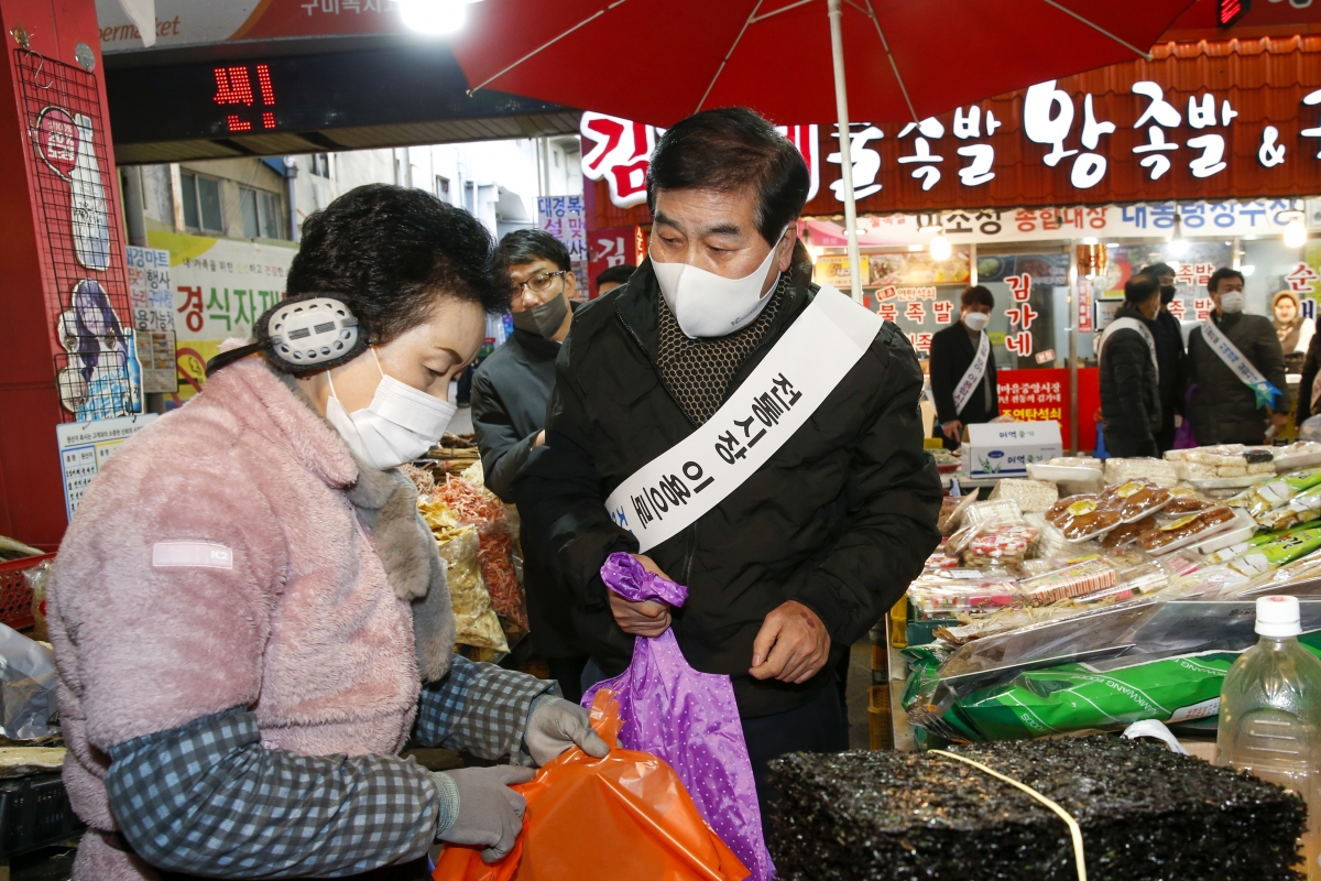 20230117-073[_P7U9429-1-설 맞이 전통시장 장보기 행사.jpg