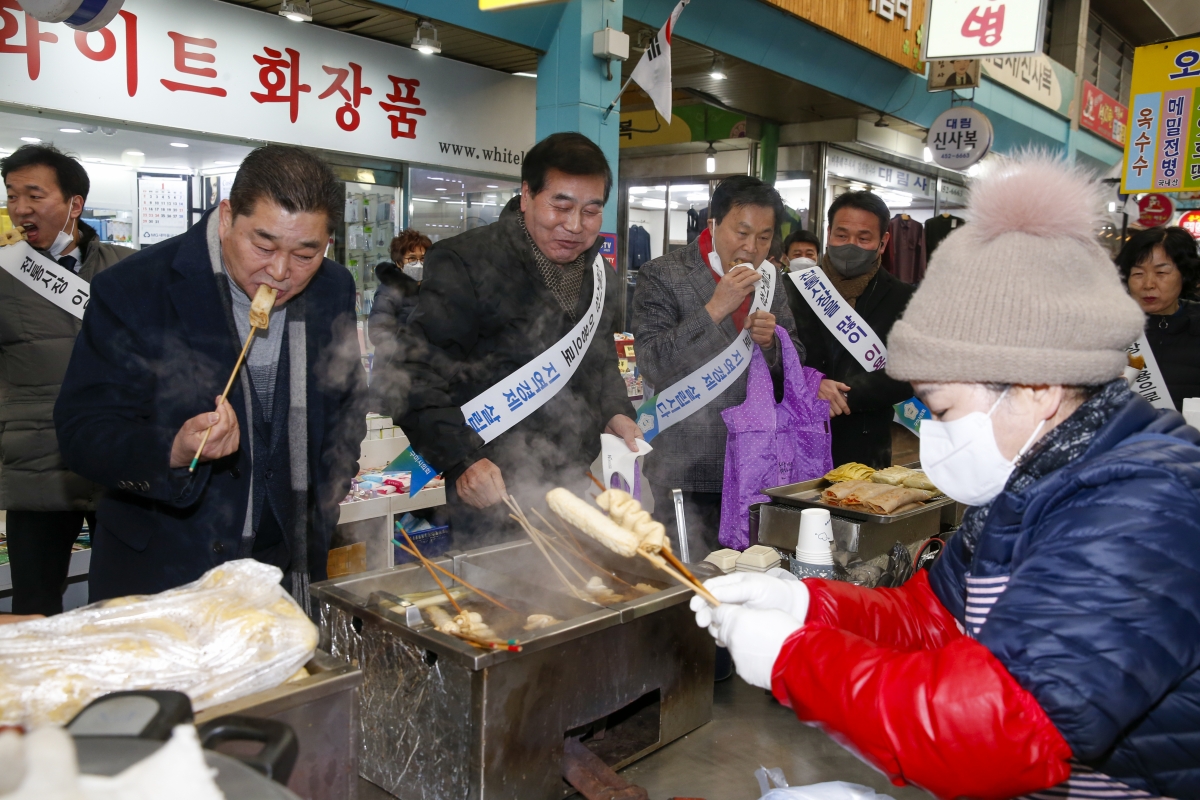 20230117-080[_P7U9444-1-설 맞이 전통시장 장보기 행사.jpg